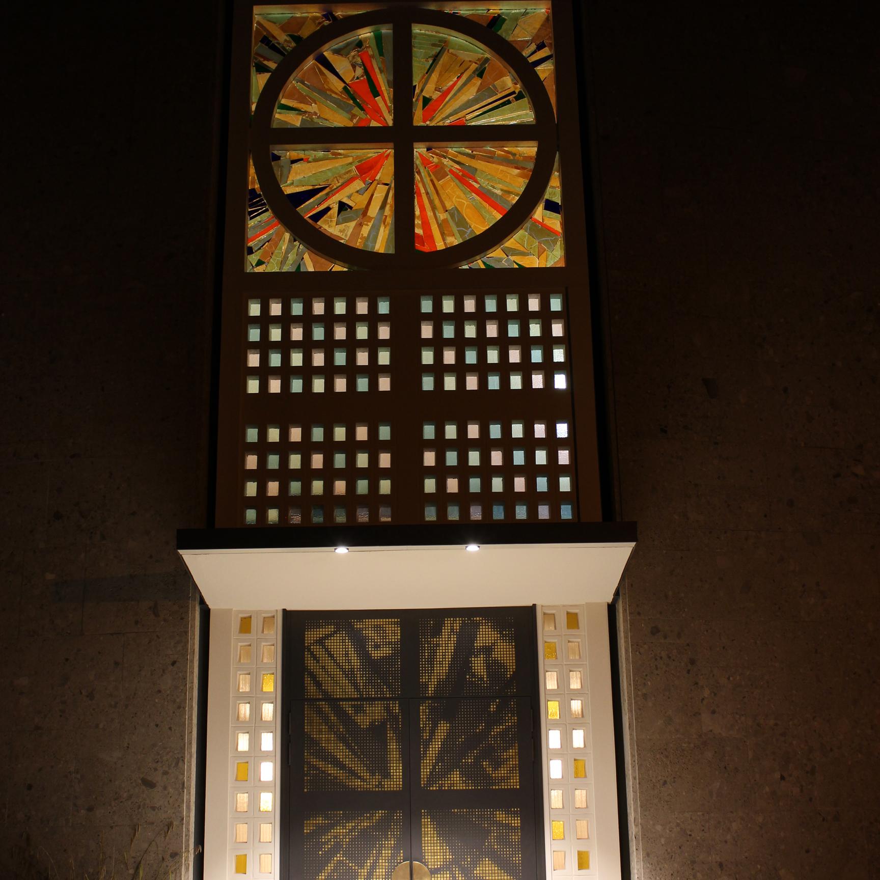 Kirchentür bei Nacht