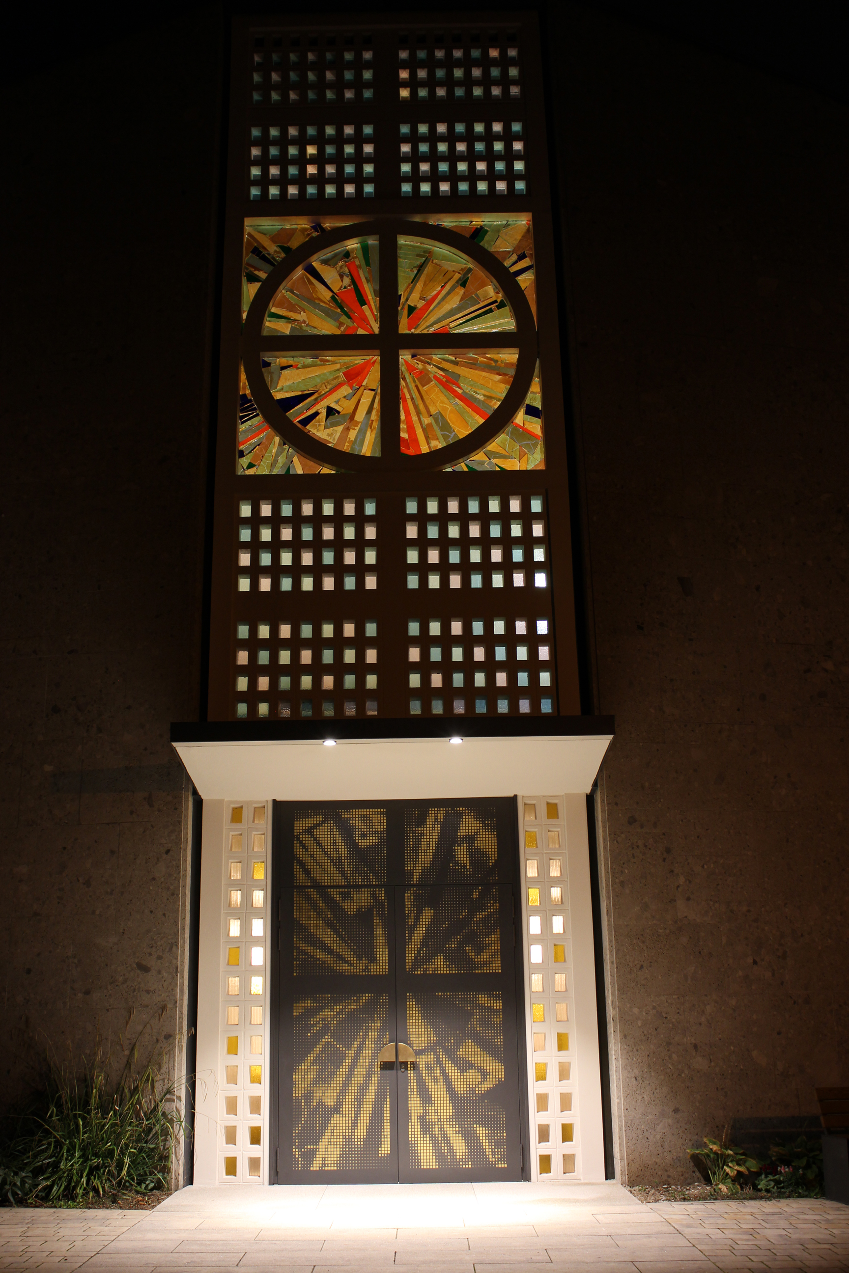 Kirchentür bei Nacht