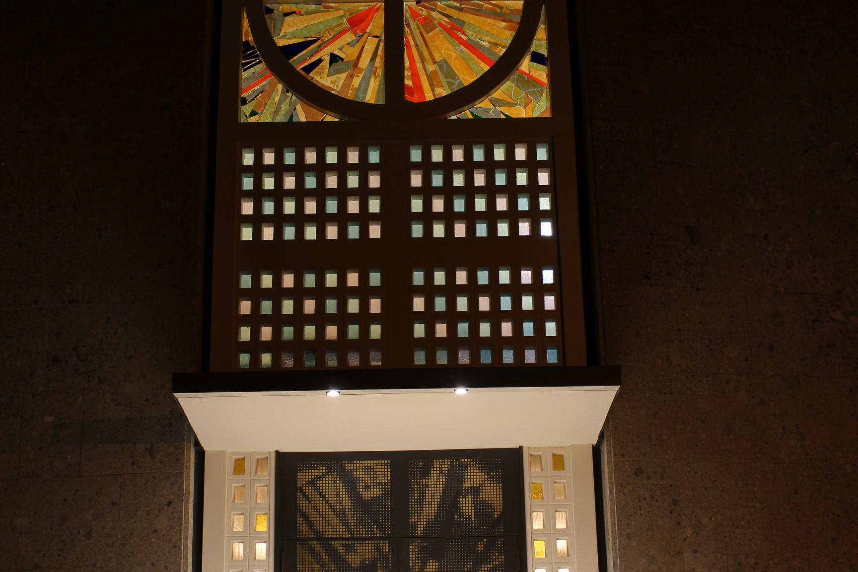 Kirchentür bei Nacht