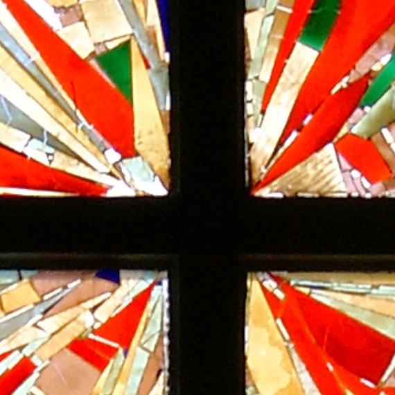 Slider mit einem Glasfenster aus der Kirche St. Kunigunde Uttenreuth mit Verlinkung zur Startseite