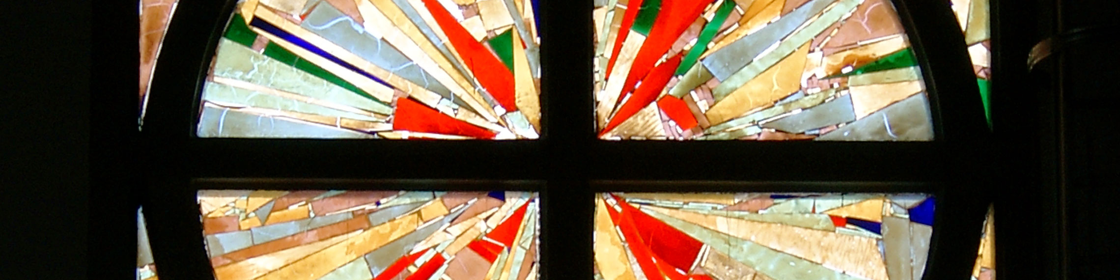 Slider mit einem Glasfenster aus der Kirche St. Kunigunde Uttenreuth mit Verlinkung zur Startseite