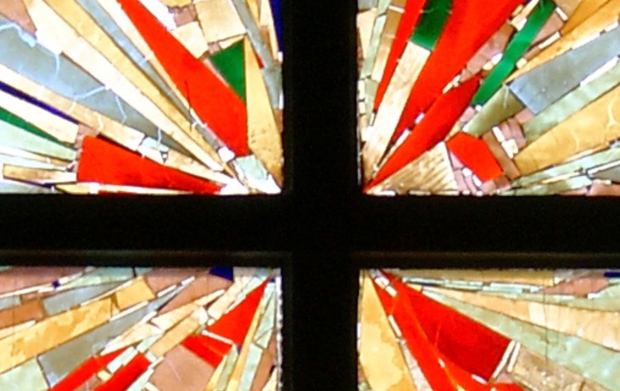 Slider mit einem Glasfenster aus der Kirche St. Kunigunde Uttenreuth mit Verlinkung zur Startseite