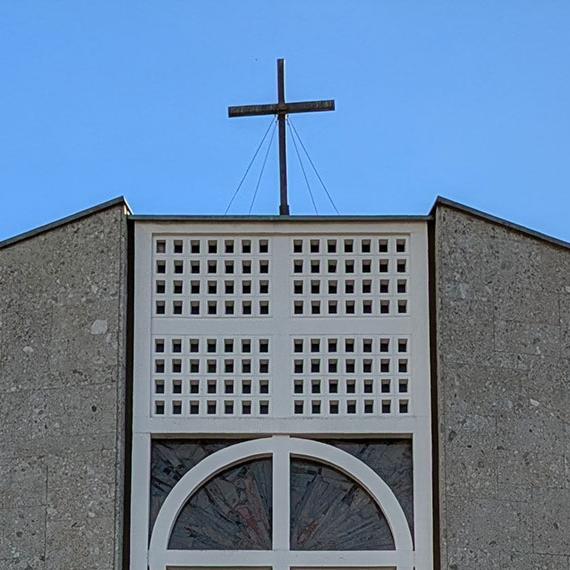 Slider mit Blick auf die Kirche im Kopf der Homepage der Pfarrei Uttenreuth mit Verlinkung zur Startseite