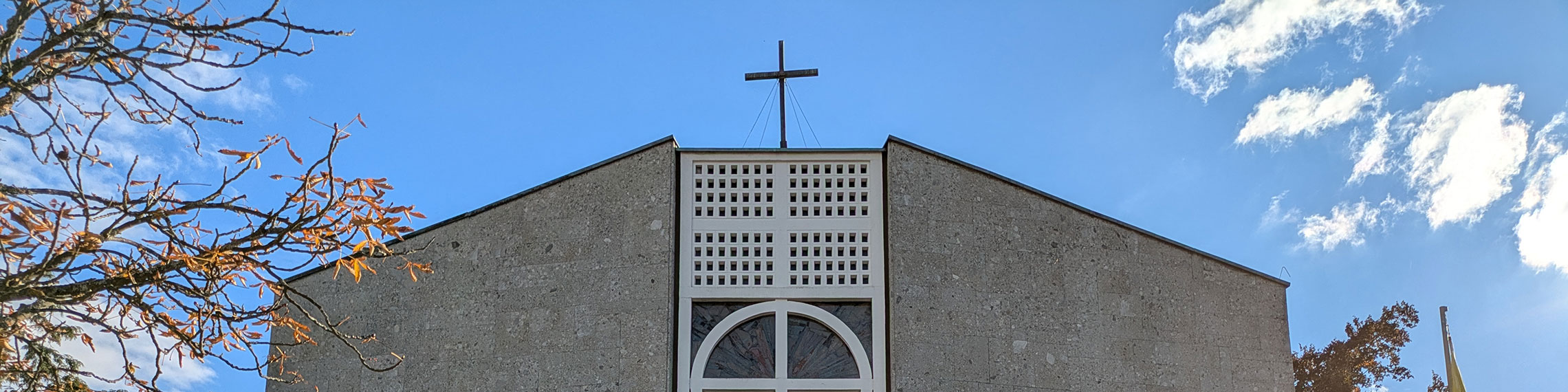 Slider mit Blick auf die Kirche im Kopf der Homepage der Pfarrei Uttenreuth mit Verlinkung zur Startseite