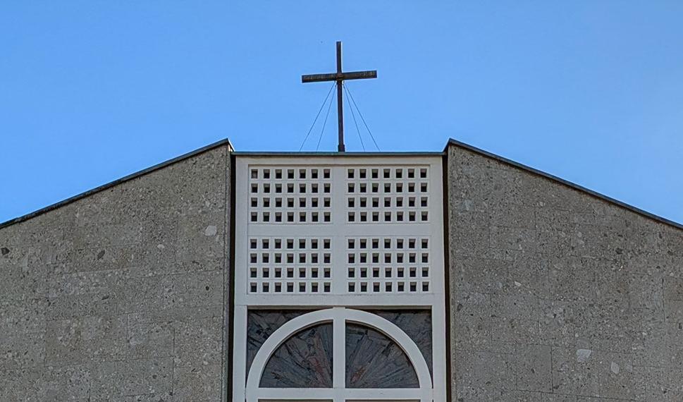 Slider mit Blick auf die Kirche im Kopf der Homepage der Pfarrei Uttenreuth mit Verlinkung zur Startseite