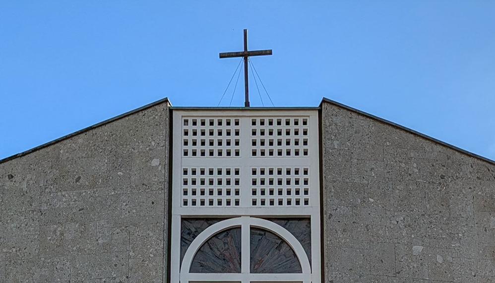 Slider mit Blick auf die Kirche im Kopf der Homepage der Pfarrei Uttenreuth mit Verlinkung zur Startseite