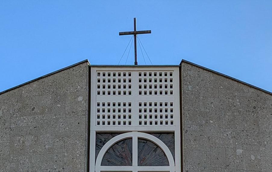 Slider mit Blick auf die Kirche im Kopf der Homepage der Pfarrei Uttenreuth mit Verlinkung zur Startseite